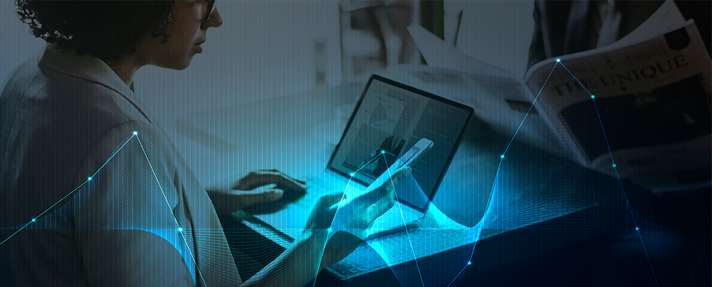 Frau vor Laptop Digitalisierung
